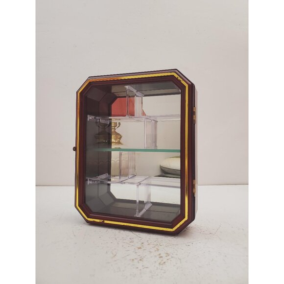 Display cabinet / mahogany / gold corner accents / glass shelf / mirror back / - Picture 1 of 10